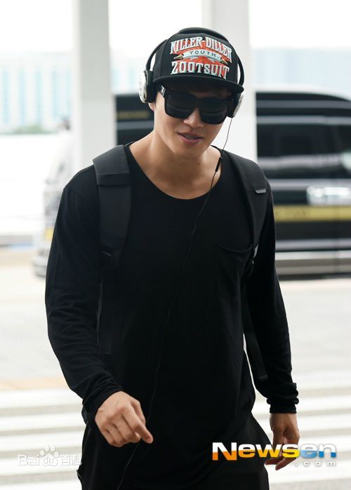 金钟国(（韩），Kim Jong Kook（英）)机场图前后照片