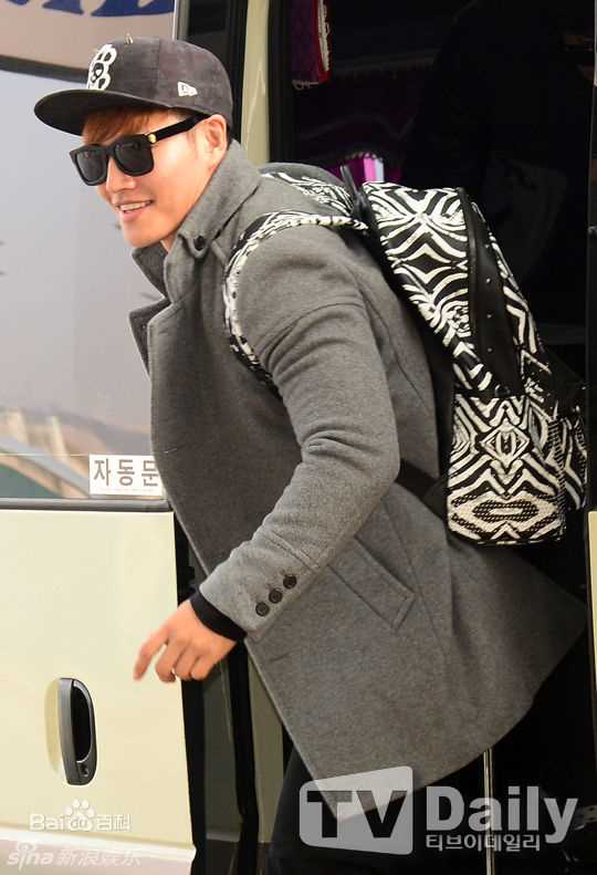 金钟国(（韩），Kim Jong Kook（英）)机场图前后照片