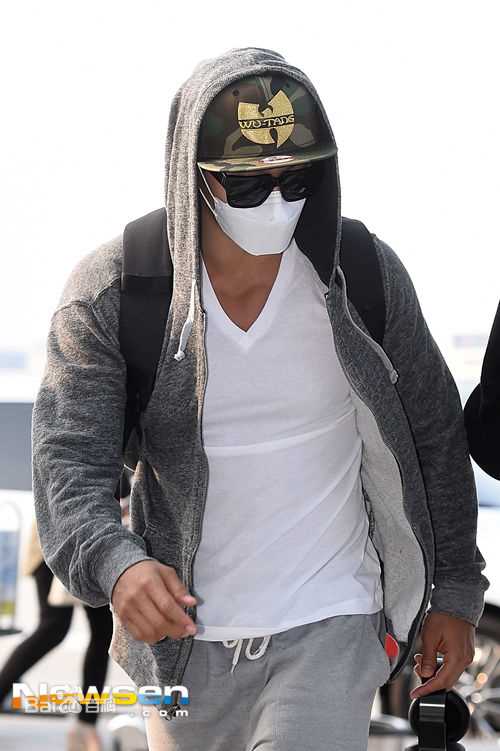 金钟国(（韩），Kim Jong Kook（英）)机场图前后照片