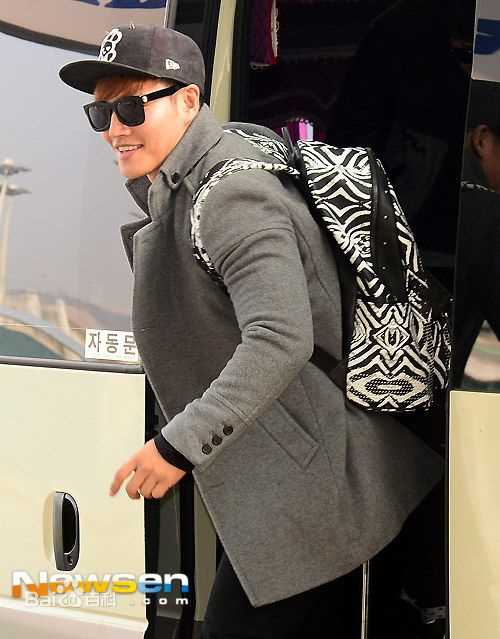 金钟国(（韩），Kim Jong Kook（英）)机场图前后照片
