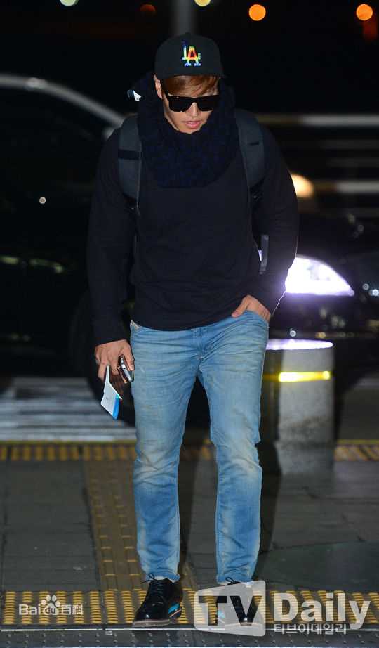 金钟国(（韩），Kim Jong Kook（英）)机场图前后照片