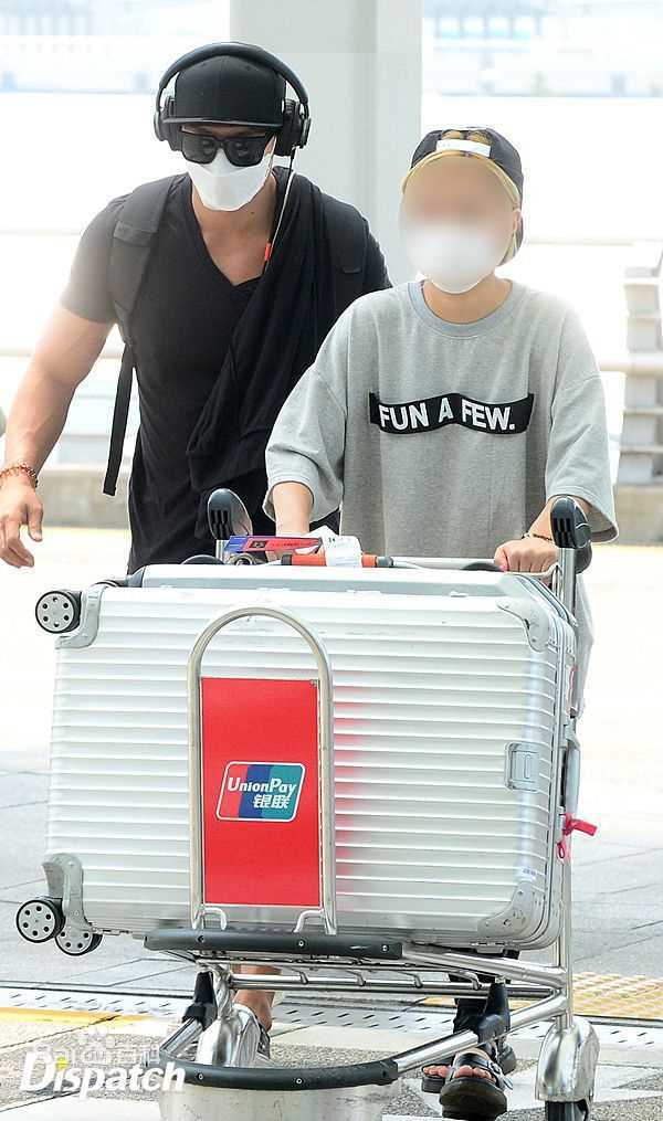 金钟国(（韩），Kim Jong Kook（英）)机场图前后照片
