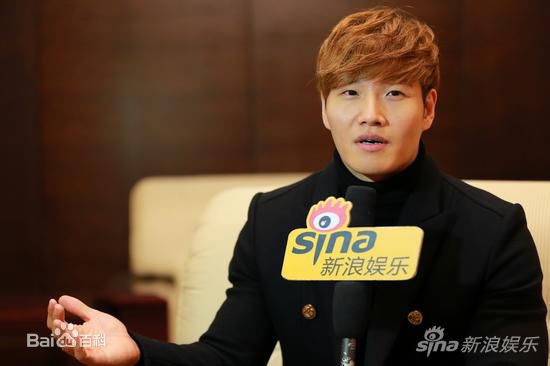 最新金钟国(（韩），Kim Jong Kook（英）)在2015.01.23《奔跑吧兄弟》新闻发布会新闻图中的壁纸