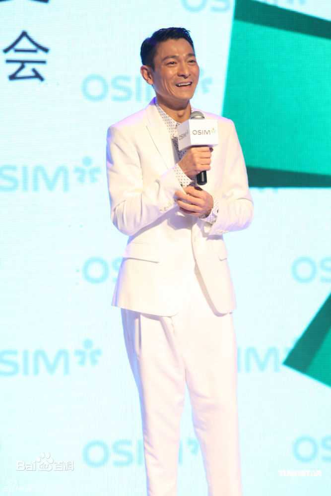 刘德华(Andy Lau，Lau Tak Wah)2010年1月在上海代言天王椅代言天王椅素颜照相册