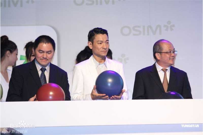 刘德华(Andy Lau，Lau Tak Wah)2010年1月在上海代言天王椅代言天王椅素颜照相册