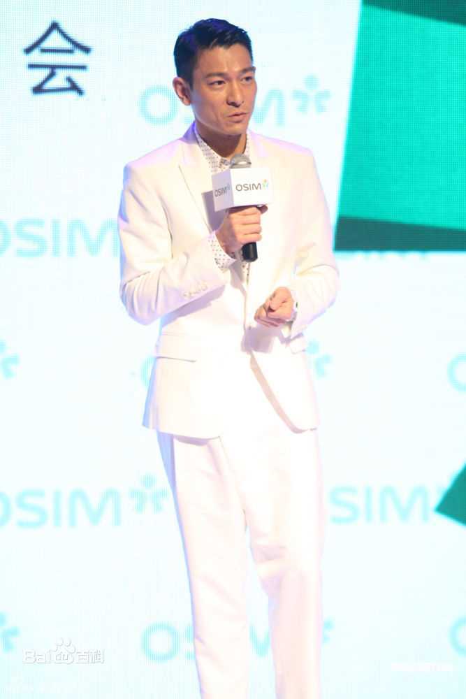 刘德华(Andy Lau，Lau Tak Wah)2010年1月在上海代言天王椅代言天王椅素颜照相册