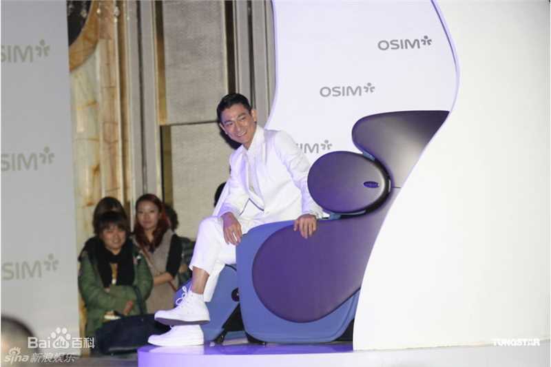 刘德华(Andy Lau，Lau Tak Wah)2010年1月在上海代言天王椅代言天王椅素颜照相册