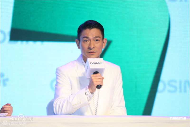 刘德华(Andy Lau，Lau Tak Wah)2010年1月在上海代言天王椅代言天王椅素颜照相册