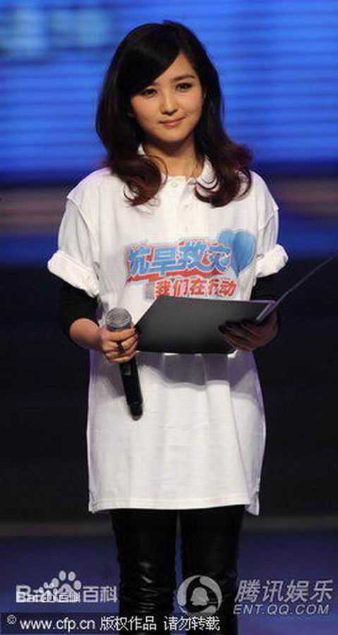 何洁(J.He)公益慈善活动素颜照壁纸