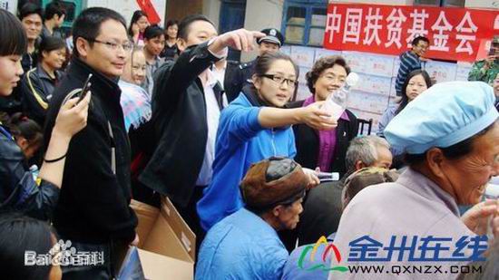 何洁(J.He)公益慈善活动素颜照壁纸