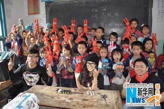 何洁(J.He)公益慈善活动素颜照壁纸