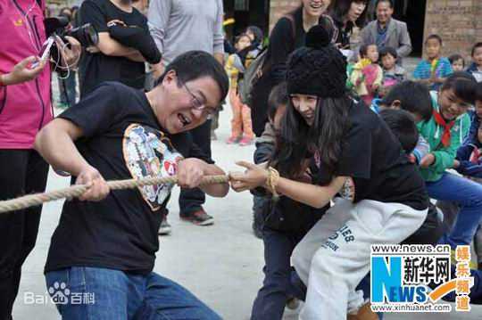 何洁(J.He)公益慈善活动素颜照壁纸