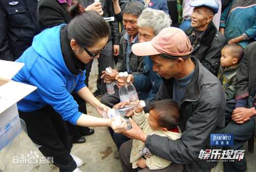 何洁(J.He)公益慈善活动素颜照壁纸