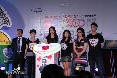 何洁(J.He)公益慈善活动素颜照壁纸