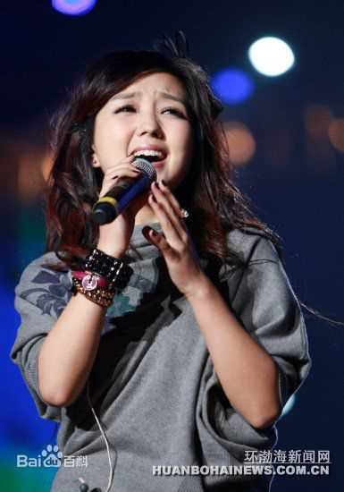 何洁(J.He)公益慈善活动素颜照壁纸