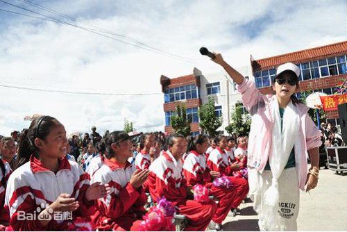 何洁(J.He)公益慈善活动素颜照壁纸