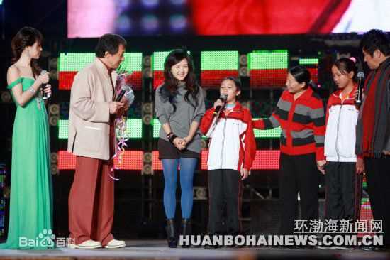 何洁(J.He)公益慈善活动素颜照壁纸