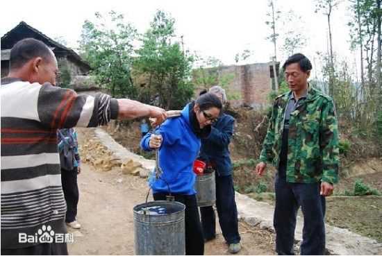 何洁(J.He)公益慈善活动素颜照壁纸