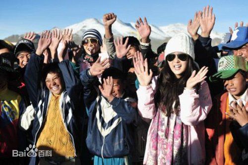 何洁(J.He)公益慈善活动素颜照壁纸