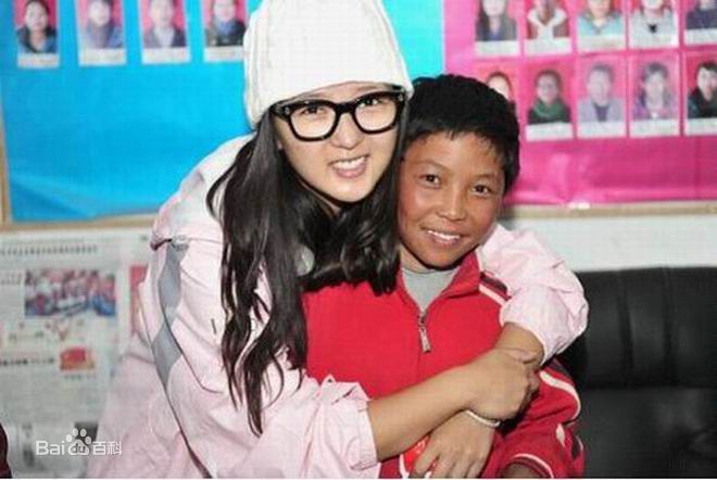 何洁(J.He)公益慈善活动素颜照壁纸