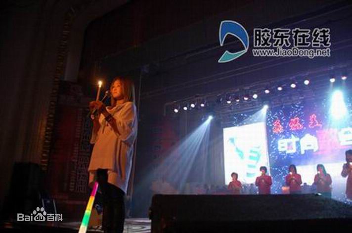 何洁(J.He)公益慈善活动素颜照壁纸