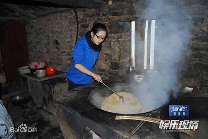 何洁(J.He)公益慈善活动素颜照壁纸