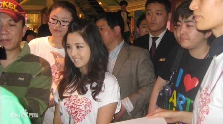 何洁(J.He)2010.05.01“拥抱妈妈”素颜照壁纸