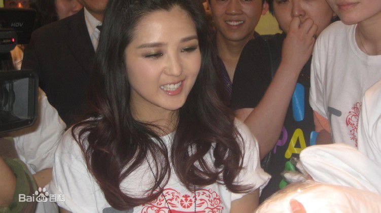 何洁(J.He)2010.05.01“拥抱妈妈”素颜照壁纸