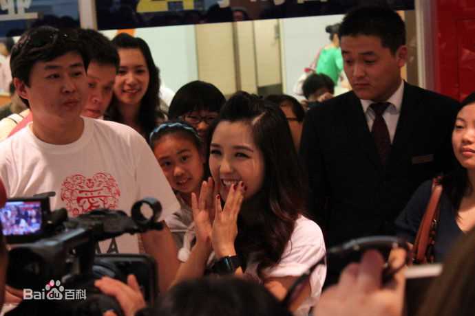 何洁(J.He)2010.05.01“拥抱妈妈”素颜照壁纸