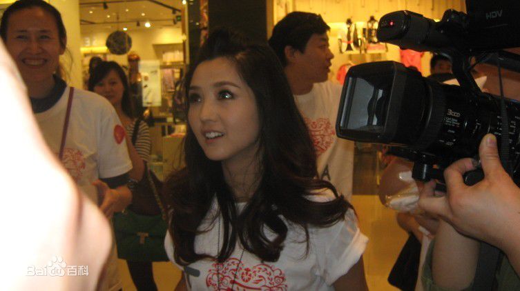 何洁(J.He)2010.05.01“拥抱妈妈”素颜照壁纸