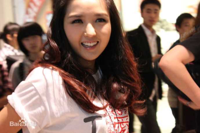 何洁(J.He)2010.05.01“拥抱妈妈”素颜照壁纸