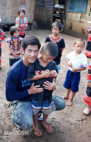郭富城(Aaron Kwok)看望儿童生活照相册