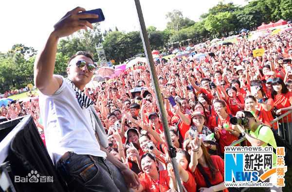 谢霆锋(Nicholas Tse（尼古拉斯 . 谢）)带3000人同做鸡蛋仔破世界纪录素颜照相册