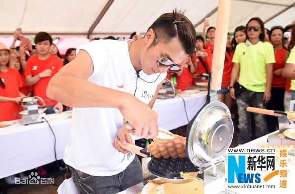 谢霆锋(Nicholas Tse（尼古拉斯 . 谢）)带3000人同做鸡蛋仔破世界纪录素颜照相册