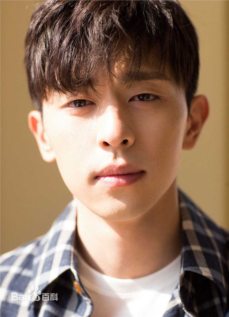 邓伦(Allen)最新T杂志佛罗伦萨小镇发布会壁纸