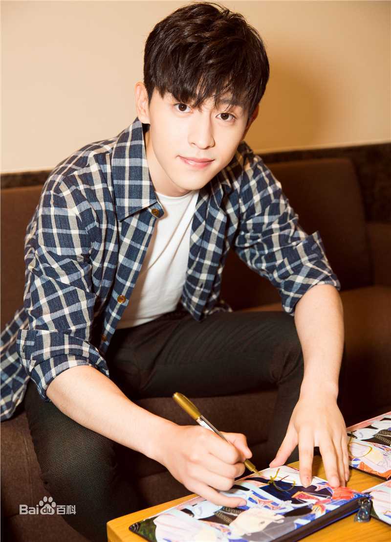 邓伦(Allen)最新T杂志佛罗伦萨小镇发布会壁纸