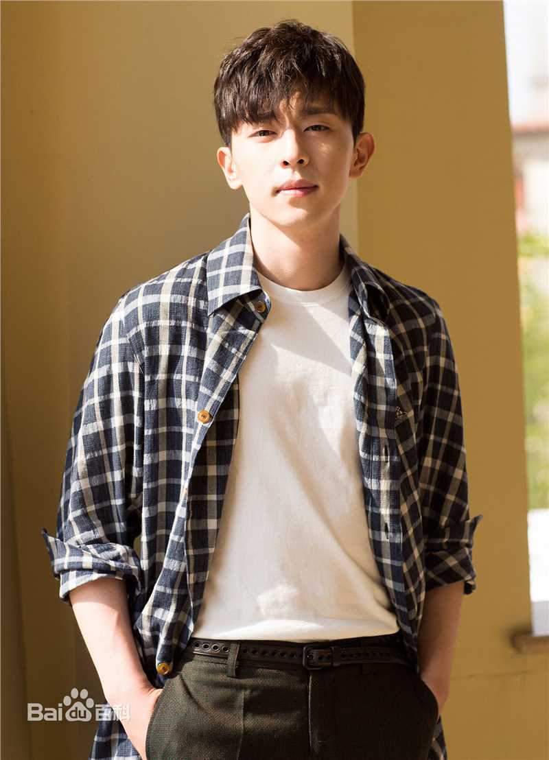 邓伦(Allen)最新T杂志佛罗伦萨小镇发布会壁纸