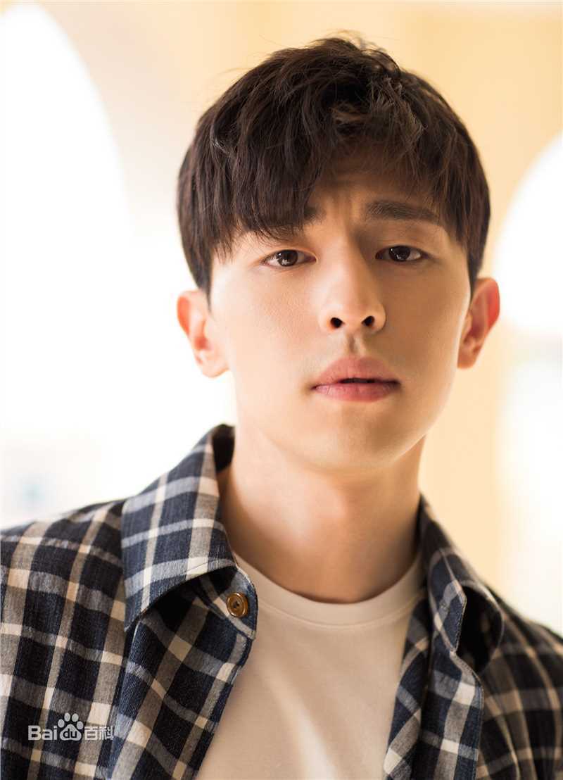 邓伦(Allen)最新T杂志佛罗伦萨小镇发布会壁纸