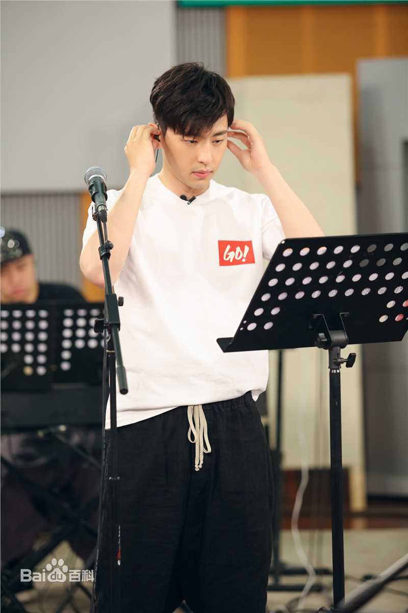 邓伦(Allen)跨界歌王生活照相册