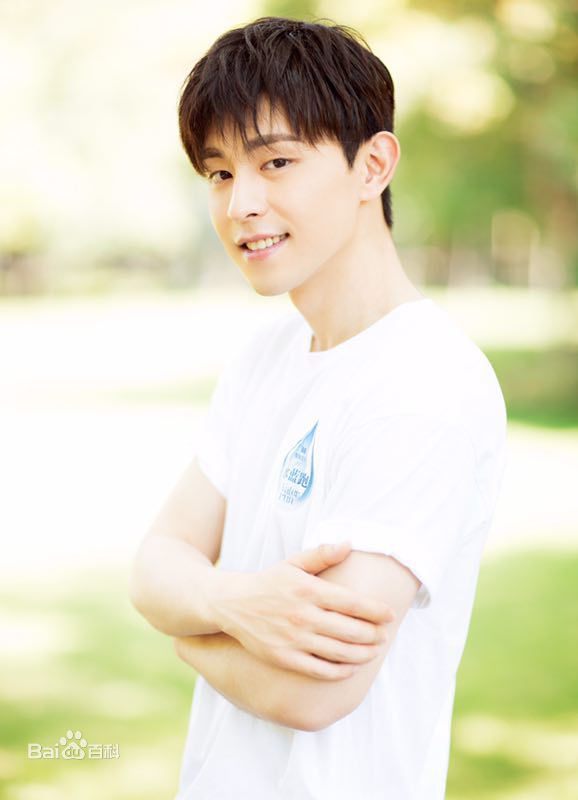 邓伦(Allen)水蓝跑生活照