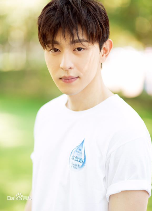 邓伦(Allen)水蓝跑生活照