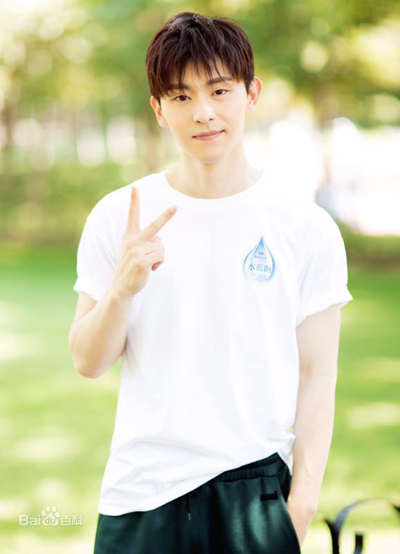 邓伦(Allen)水蓝跑生活照