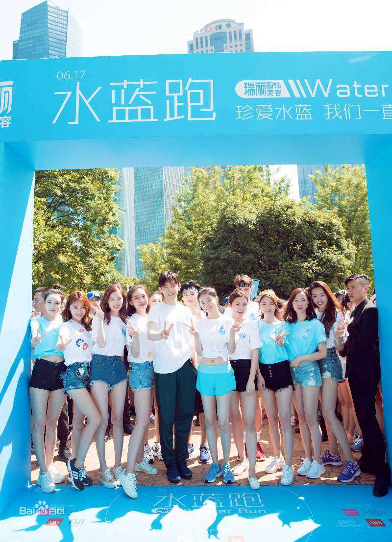 邓伦(Allen)水蓝跑生活照