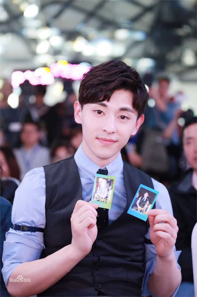 邓伦(Allen)因为遇见你新闻发布会图册