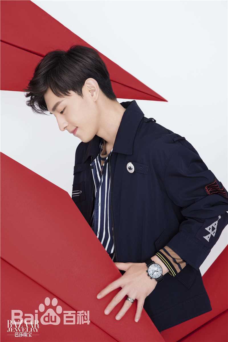 邓伦(Allen)芭莎珠宝素颜照相册