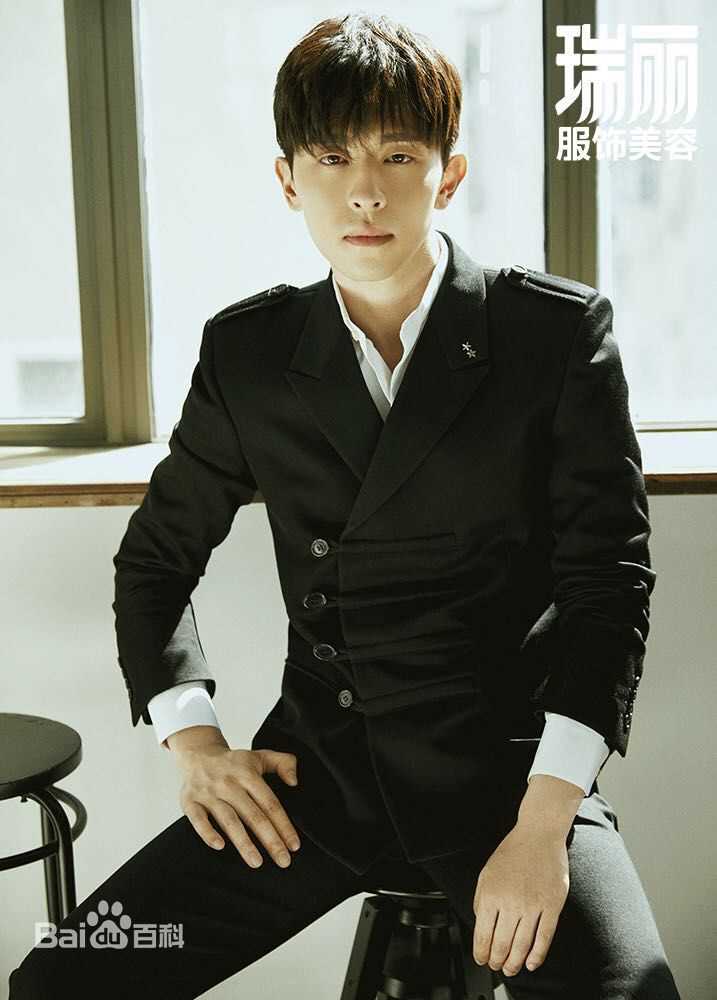 邓伦(Allen)瑞丽服饰美容生活照