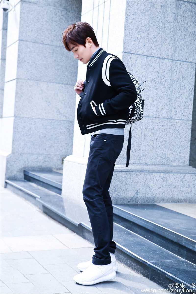 朱一龙(Zhu Yilong)街拍图片图集