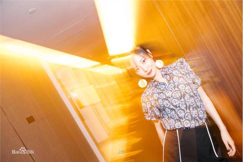 谭卓现场活动照性感图片图集