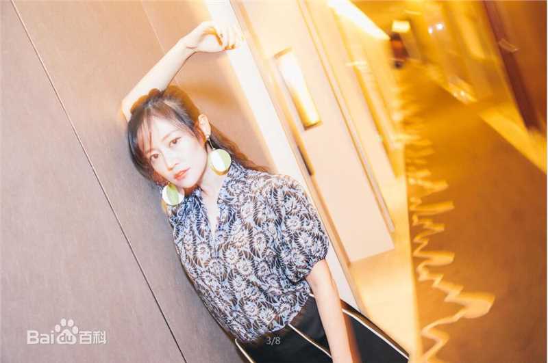 谭卓现场活动照性感图片图集