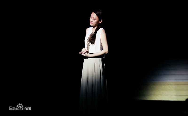 陈乔恩(Joe Chen)在话剧《面包树上的女人》饰 程韵中的